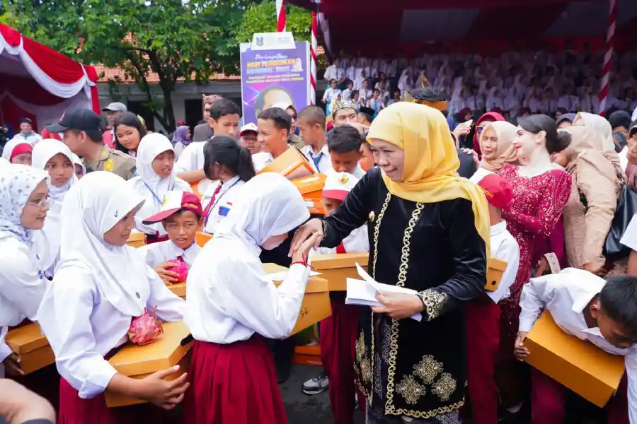 Khofifah Pimpin Upacara Hardiknas 2025, Umumkan Kebijakan Pendidikan Rp 126,236 Miliar dan Tegaskan SPMB Jatim Berintegritas Khofifah umumkan kebijakan pendidikan Rp 126,236 miliar pada Hardiknas 2025 dan tegaskan integritas SPMB Jatim secara transparan dan objektif.