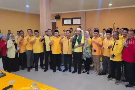 Ali Mufthi Resmi Daftar Calon Ketua Golkar Jatim, Kantongi 94 Persen Dukungan Ali Mufthi mendaftar sebagai calon Ketua DPD Golkar Jatim dengan dukungan 94 persen suara dan restu dari Ketua Umum Golkar Bahlil Lahadalia.