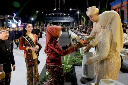 Wali Kota se-Indonesia Kenakan Baju Adat dalam Karnaval Budaya APEKSI 2025 Surabaya Wali kota se-Indonesia mengenakan pakaian adat untuk memeriahkan Karnaval Budaya Munas APEKSI 2025