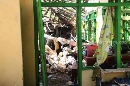 Ledakan tabung gas di Sumenep tewaskan siswi SMP dan lukai empat orang. Kerugian ditaksir Rp 250 juta, penyebab masih diselidiki.
