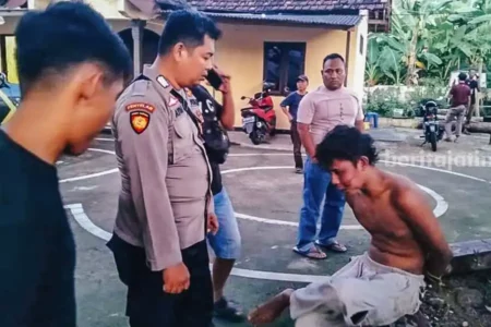 Ngamuk dan Lukai 7 Warga, Pria di Pacitan ini Diduga Alami Gangguan Jiwa Seorang pria di Pacitan mengamuk dengan sabit dan melukai tujuh warga. Diduga pelaku mengalami gangguan kejiwaan yang kambuh.