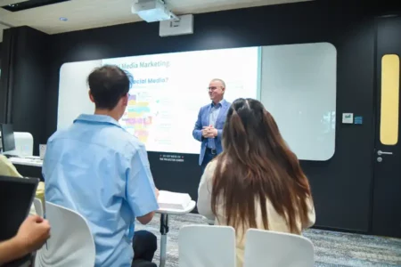 Deakin dan Lancaster University Buka Kampus Internasional di Bandung, Tawarkan Dual Degree dalam 3 Tahun DLI hadir di Bandung tawarkan dua gelar internasional dalam 3 tahun dari Deakin dan Lancaster University, dengan biaya lebih terjangkau dan fleksibel.