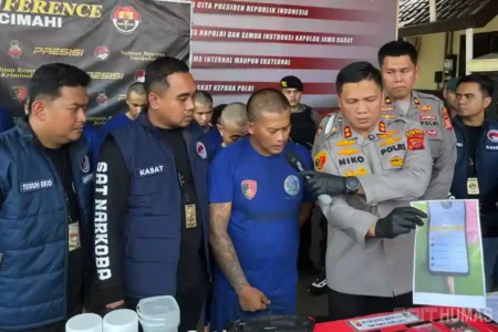 Polisi Tangkap Oknum Anggota Ormas Grib Jaya Pengedar Sabu di Bandung Barat Polres Cimahi tangkap oknum anggota Grib Jaya PAC Parongpong edarkan sabu di Bandung Barat.
