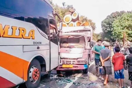 Kecelakaan bus PO Mira akibat balapan dengan bus Sugeng Rahayu di Ngawi. Bus menabrak truk kayu, sopir truk terluka, seluruh penumpang selamat. (foto: dok beritajatim.com)