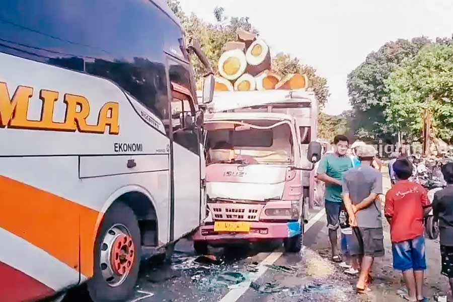 Kecelakaan Akibat Balapan Bus di Ngawi, Bus PO Mira Tabrak Truk Kayu Kecelakaan bus PO Mira akibat balapan dengan bus Sugeng Rahayu di Ngawi. Bus menabrak truk kayu, sopir truk terluka, seluruh penumpang selamat. (foto: dok beritajatim.com)