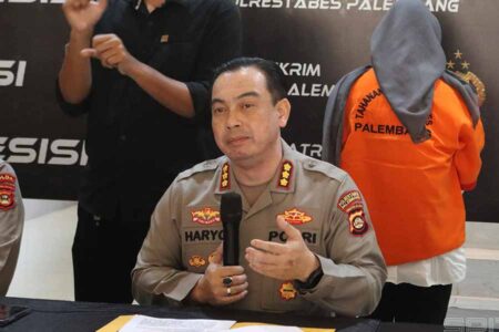 Kapolrestabes Palembang Kombes Pol Harryo Sugihhartono saat menjelaskan kasus penipuan pelaku yang mengaku staf keuangan PT KAI dan menipu 26 korban dengan janji kerja palsu.