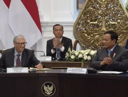 Prabowo Akan Anugerahkan Bintang Kehormatan kepada Bill Gates atas Jasa Kemanusiaan Presiden Prabowo akan anugerahkan Bintang Kehormatan kepada Bill Gates atas kontribusinya dalam sektor kesehatan dan kemanusiaan di Indonesia.