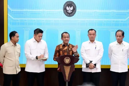 Menteri Energi dan Sumber Daya Mineral (ESDM) Bahlil Lahadalia dalam Konferensi Pers di Istana Negara