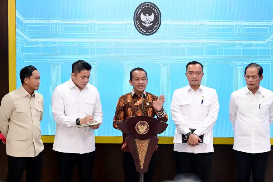Empat Izin Tambang Dicabut, Pemerintah Tegaskan Komitmen Lindungi Raja Ampat Menteri Energi dan Sumber Daya Mineral (ESDM) Bahlil Lahadalia dalam Konferensi Pers di Istana Negara