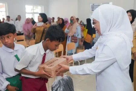 Gubernur Khofifah Indar Parawansa saat meninjau kesiapan Sekolah Rakyat (SR) di Gedung Diklat BKPSDM Kabupaten Mojokerto, Jawa Timur