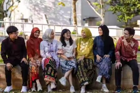Dua mahasiswa UNAIR ikuti program kepemimpinan internasional TF-NUS LEaRN 2025 di Singapura, perkuat skill dan jaringan global.