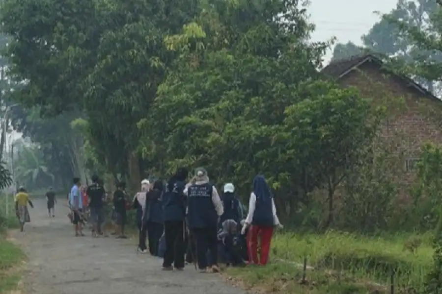 Mahasiswa KKN 16 UINSA Surabaya bersama Karang Taruna Desa Toyaning melaksanakan kerja bakti bertajuk Tandur Turi di Dusun Turi, Kecamatan Rejoso, Kabupaten Pasuruan.