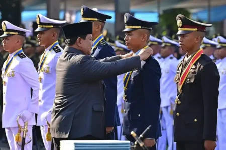 2.000 Perwira Muda TNI-Polri Dilantik Presiden Prabowo, Siap Bela Bangsa dan Negara Sebanyak 2.000 Perwira Muda TNI-Polri resmi dilantik Presiden Prabowo di Istana Merdeka. Mereka siap menjaga kedaulatan dan kehormatan bangsa.