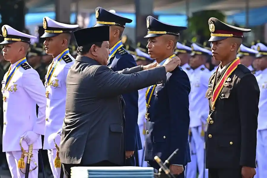 2.000 Perwira Muda TNI-Polri Dilantik Presiden Prabowo, Siap Bela Bangsa dan Negara Sebanyak 2.000 Perwira Muda TNI-Polri resmi dilantik Presiden Prabowo di Istana Merdeka. Mereka siap menjaga kedaulatan dan kehormatan bangsa.