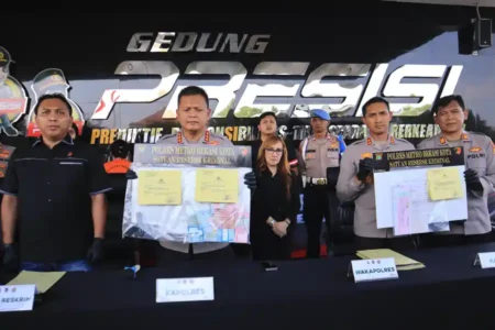 Polisi menunjukkan barang bukti praktik penipuan dan penggelapan bermodus jual beli properti fiktif