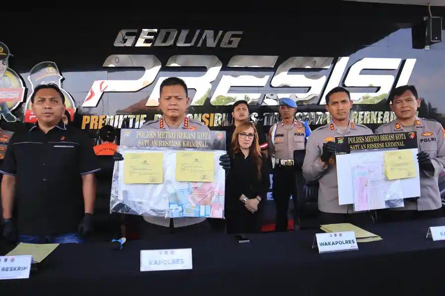Polisi Bongkar Penipuan Properti Fiktif di Bekasi, 77 Korban Rugi Lebih dari Rp4 Miliar Polisi menunjukkan barang bukti praktik penipuan dan penggelapan bermodus jual beli properti fiktif