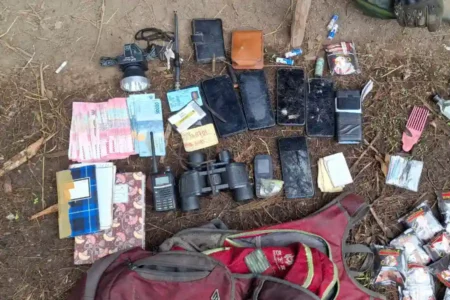 Barang bukti yang ditemukan setelah TNI lumpuhkan dua anggota OPM di Papua dalam operasi terukur.