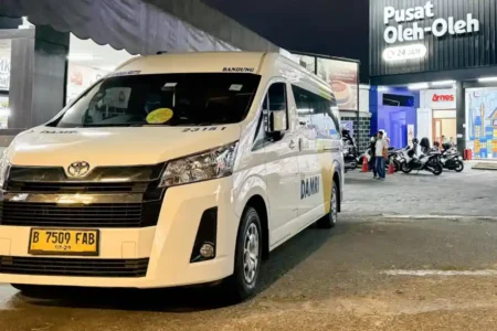 DAMRI Resmi Buka Rute Langsung Bandung–Bandara Soekarno-Hatta DAMRI hadirkan rute langsung Bandung–Bandara Soekarno-Hatta dengan tarif promo Rp150.000. Perjalanan nyaman, tanpa transit, dan ramah lingkungan.