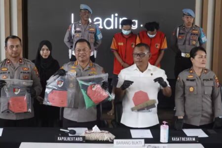 Polrestabes Surabaya Tangkap Dua Pelaku Curanmor, Tiga Motor Dicuri dalam Lima Bulan Polrestabes Surabaya ringkus dua pelaku curanmor usai tiga kasus pencurian motor terjadi sejak Februari hingga Juli 2025 di Tambaksari dan Gubeng.