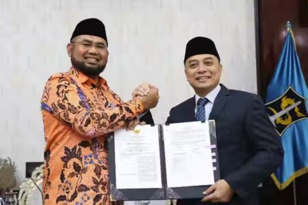 Bupati Halmahera Selatan Hasan Ali Bassam Kasuba bersama Wali Kota Surabaya Eri Cahyadi