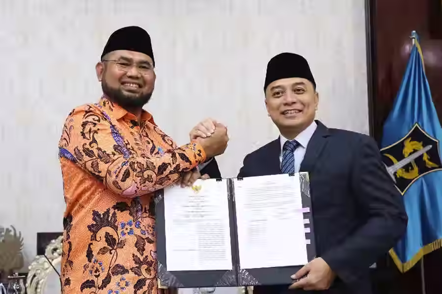 Surabaya dan Halmahera Selatan Teken MoU Inovasi Layanan Publik dan Kerjasama Maritim Bupati Halmahera Selatan Hasan Ali Bassam Kasuba bersama Wali Kota Surabaya Eri Cahyadi