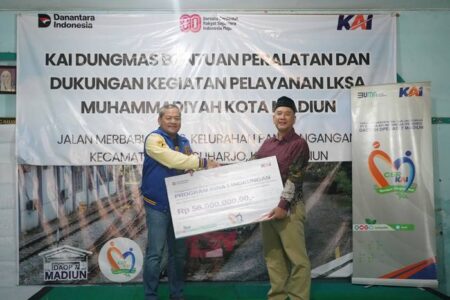 Vice President Daop 7 Madiun, Suharjono, menyerahkan langsung bantuan yang berupa perlengkapan dan dukungan kegiatan pelayanan sosial kepada pihak LKSA.