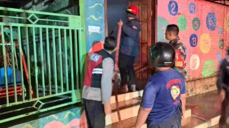 Petugas Damkar BPBD Kabupaten Mojokerto bersama TNI/Polri melakukan proses pemadaman. [Foto : ist]