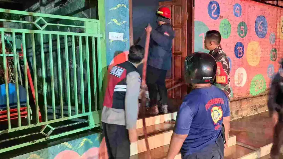 Petugas Damkar BPBD Kabupaten Mojokerto bersama TNI/Polri melakukan proses pemadaman. [Foto : ist]