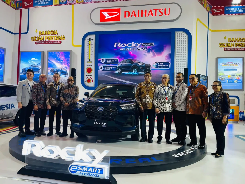 Satu Dekade GIIAS Surabaya, 7 Merek Baru Ramaikan Pameran 2025 Direktur Jenderal Industri Logam, Mesin, Alat Transportasi dan Elektronika (ILMATE) Kementerian Perindustrian, Setia Diarta, didampingi Plt Dirjen Industri Agro, Putu Juli Ardika, Ketua Umum GAIKINDO Yohannes Nangoi, dan Ketua Penyelenggara Pameran Rizwan Alamsjah saat berkunjung di stan Daihatsu.