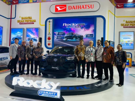 Direktur Jenderal Industri Logam, Mesin, Alat Transportasi dan Elektronika (ILMATE) Kementerian Perindustrian, Setia Diarta, didampingi Plt Dirjen Industri Agro, Putu Juli Ardika, Ketua Umum GAIKINDO Yohannes Nangoi, dan Ketua Penyelenggara Pameran Rizwan Alamsjah saat berkunjung di stan Daihatsu.