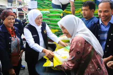 Gubernur Jatim Khofifah gelar pasar murah di Malang untuk tekan harga pangan. Ia minta Bulog dan Bapanas percepat distribusi beras agar tidak tersendat.