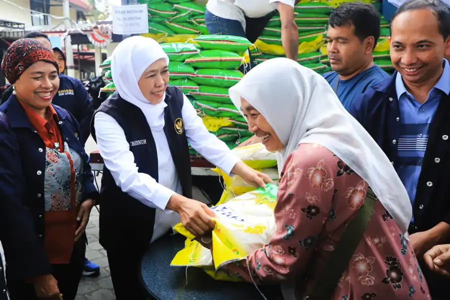 Gelar Pasar Murah di Malang, Gubernur Khofifah: Distribusi Beras Harus Lancar! Gubernur Jatim Khofifah gelar pasar murah di Malang untuk tekan harga pangan. Ia minta Bulog dan Bapanas percepat distribusi beras agar tidak tersendat.