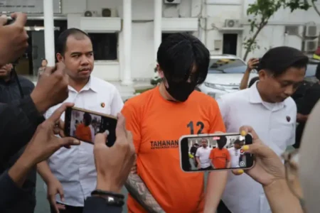 Kasus KDRT Viral di Surabaya, Polrestabes Amankan Sang Suami sebagai Tersangka Polrestabes Surabaya tetapkan AAS (40) sebagai tersangka KDRT usai kasus viral di media sosial.