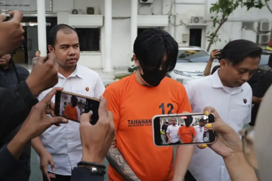 Kasus KDRT Viral di Surabaya, Polrestabes Amankan Sang Suami sebagai Tersangka Polrestabes Surabaya tetapkan AAS (40) sebagai tersangka KDRT usai kasus viral di media sosial.