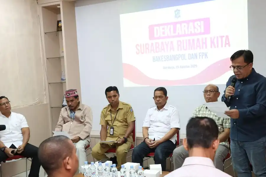 Surabaya Rumah Bersama, Warga Diajak Tolak Anarkisme dan Perkuat PAM Swakarsa FPK dan Pemkot Surabaya ajak warga menjaga kondusivitas kota, tolak anarkisme, serta perkuat PAM Swakarsa demi keamanan dan ketertiban kampung.
