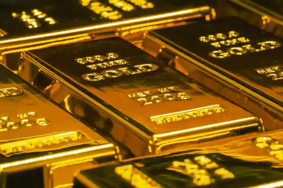 Harga Emas Antam Hari Ini Naik Rp11.000 per Gram, Simak Daftar Lengkap Pecahan Terbaru Ilustrasi emas batangan (foto: Jingming Pan/unsplash)