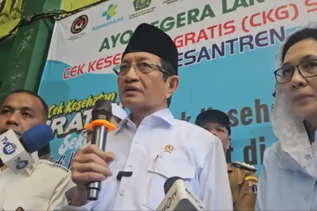 Menteri Agama Nasaruddin Umar saat memberikan keterangan pers usai meninjau pelaksanaan Cek Kesehatan Gratis di Pondok Pesantren Asshidiqiyah, Jakarta Barat (foto: Dok Kemenag)