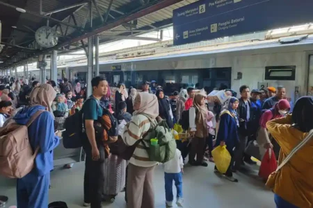 Promo Tiket 30 Persen Sukses, KAI Daop 6 Yogyakarta Catat Penjualan 207.829 Tempat Duduk Ilustrasi pengguna layanan angkutan kereta api