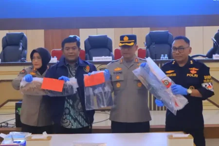 Hutang Rp500 Ribu Berujung Pembunuhan Berencana, Polda Lampung Ungkap Fakta yang Bikin Mrinding Polda Lampung ungkap kasus pembunuhan berencana akibat utang Rp500 ribu. Pelaku menyerahkan diri usai membuang jenazah korban ke sungai.