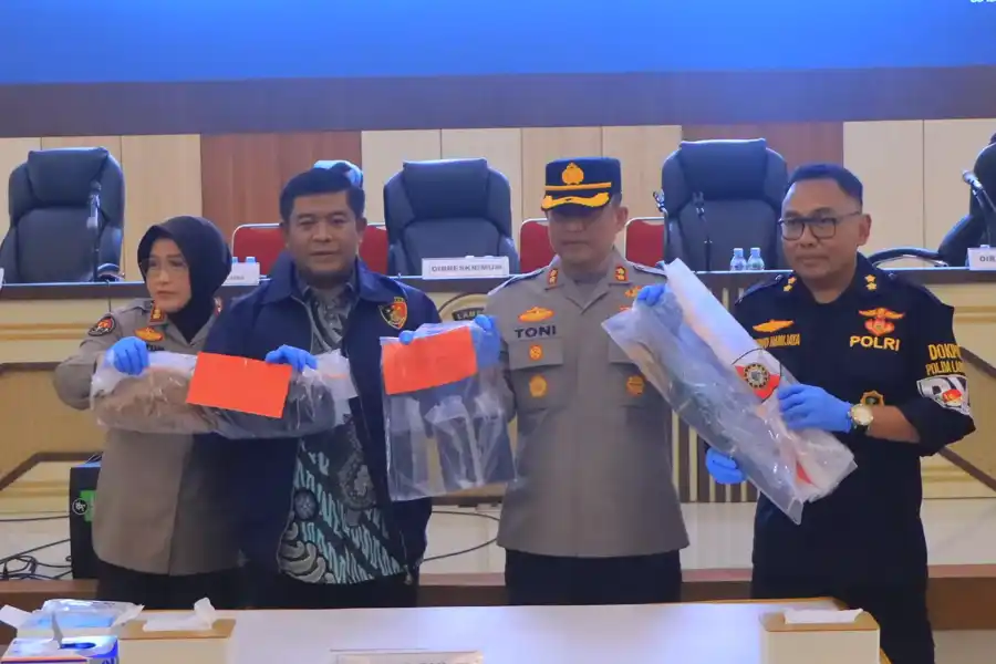 Hutang Rp500 Ribu Berujung Pembunuhan Berencana, Polda Lampung Ungkap Fakta yang Bikin Mrinding Polda Lampung ungkap kasus pembunuhan berencana akibat utang Rp500 ribu. Pelaku menyerahkan diri usai membuang jenazah korban ke sungai.