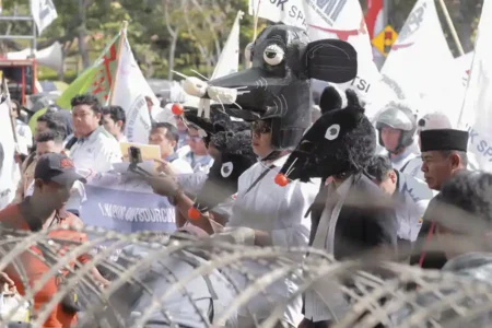 Unjuk rasa ribuan buruh di Surabaya