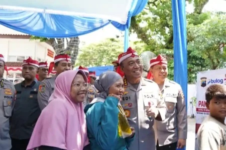 Warga antusias berfoto bareng Wakapolri Komjen Dedi Prasetyo di area pasar murah