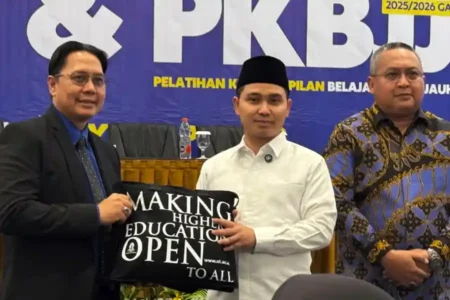 Bupati Muhammad Al Barraa di Universitas Terbuka (UT) Surabaya