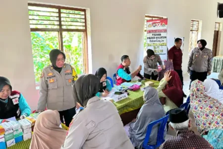 Polwan Polres Magetan gelar bakti sosial pemeriksaan kesehatan gratis bagi warga dalam rangka HUT ke-77 Polwan