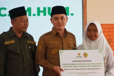 Sebanyak 200 siswa di Mojokerto akhirnya menerima ijazah mereka melalui program Tebus Ijazah BAZNAS.