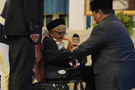 Presiden Prabowo Subianto menganugerahkan Bintang Jasa Utama kepada Teungku Nyak Sandang