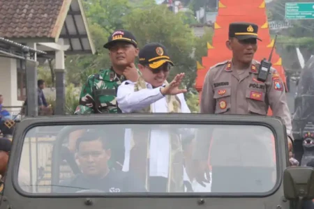 Bupati Mojokerto Gus Bupati apresiasi Pawai Budaya Trawas yang tampilkan kreativitas warga