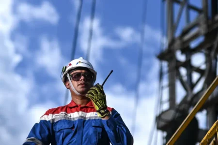 PHR Cetak Rekor Baru, Produksi 70 Sumur di Zona Rokan dalam Sebulan Pertamina Hulu Rokan (PHR) mencetak rekor dengan Put On Production 70 sumur baru di Juli 2025