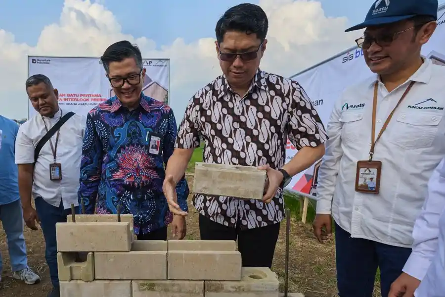 Dukung Program 3 Juta Rumah, SIG dan Asatu Realty Bangun 500 Unit Hunian Ramah Lingkungan di Cianjur Direktur Keterbukaan Publik, Transparansi, dan Akuntabilitas, Kementerian PKP Brigjen Pol. Julisa Kusumowardono (kedua kanan) mempraktikkan penggunaan Bata Interlock Presisi disaksikan Direktur Sales & Marketing SIG, Dicky Saelan (ketiga kanan) di perumahan Graha Asatu Puncak, Cibodas, Cianjur, Jawa Barat