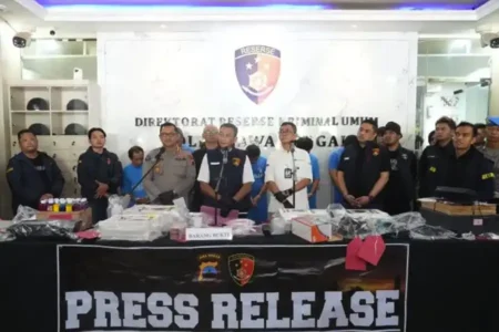 Polda Jateng Bongkar Sindikat Uang Palsu, Tersangka Ada yang Sudah Produksi Upal Sejak 1982 Polda Jateng bongkar sindikat uang palsu lintas daerah. Enam tersangka ditangkap, ribuan lembar uang palsu dan alat produksi disita.